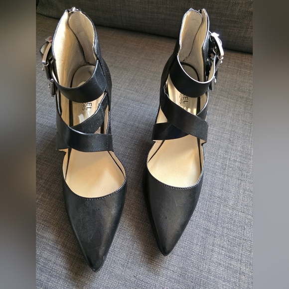 Michael Kors Black Pointed Heals. Size 8 - Picture 6 of 12